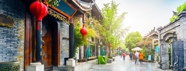 LISA-Sprachreisen-Erwachsene-Chinesisch-China-Chengdu-Alte-Strassen-Haeuser-Touristen