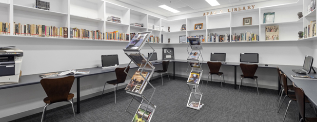 Moderner Bibliotheks- und Lernraum mit Computern und Büchern in der LISA! Sprachschule in Brisbane