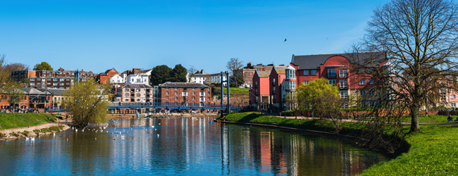 Blick auf Exeter bei einer Englisch-Sprachreise Blick auf die Stadt Exeter vom Fluss aus mit Schwänen und Bäumen am Ufer