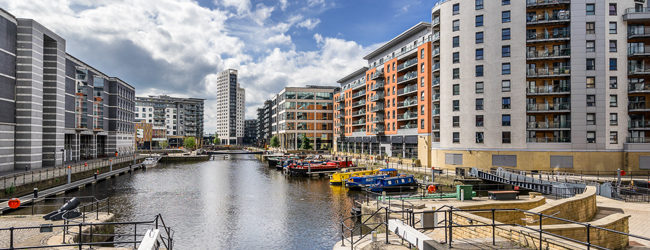 Moderne Gebäude und Boote an der Wasserfront in Leeds bei sonnigem Wetter während einer LISA! Sprachreise