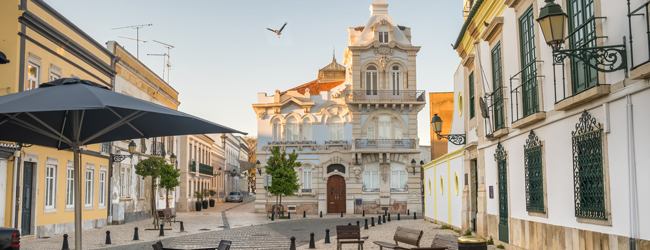 LISA-Sprachreisen-Erwachsene-Portugiesisch-Portugal-Faro-Platz-Cafes-Morgen-Sonne