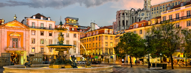 LISA-Sprachreisen-Erwachsene-Portugiesisch-Portugal-Lissabon-Platz-Brunnen-Abend-Cafes