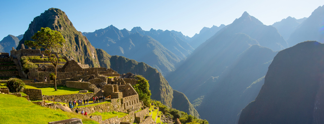 Blick auf Machu Picchu und die umliegenden Berge bei Sonnenlicht während einer Sprachreise in Cusco, Peru