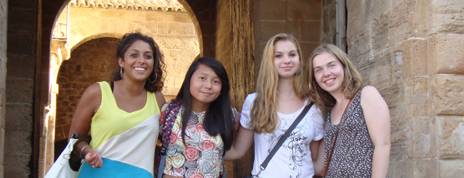 Erkundung der Altstadt in Palma de Mallorca bei einer LISA! Sprachreise Vier Frauen bummeln durch die Altstadt von palma de Mallorca bei einer Sprachreise Spanisch