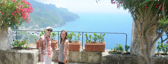 Mutter und Tochter genießen die Aussicht auf das Meer und die Landschaft der Amalfiküste während einer LISA! Familiensprachreise