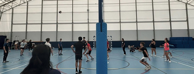 Schüler spielen Volleyball in einer Sporthalle während einer LISA! Sprachreise in Chichester in Südengland