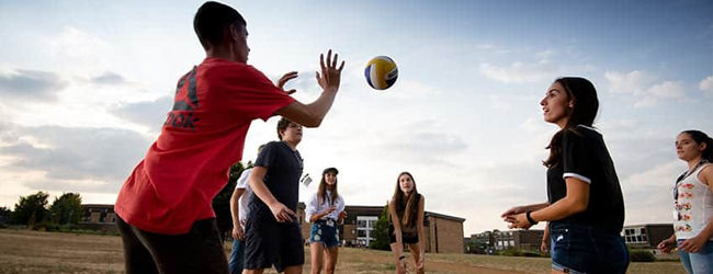 LISA-Sprachreisen-Schueler-Englisch-England-Oxford-Brookes-Freizeit-Spiel-Ball-Spass