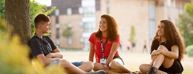 LISA-Sprachreisen-Schueler-Englisch-England-Oxford-Brookes-Pause-Campus-Unterhaltung