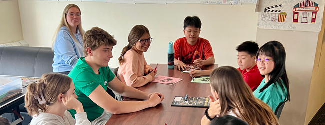 Kinder und eine Lehrerin im Klassenraum an der LISA! Schülersprachschule in Calgary