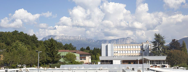 Bick auf das Gebäude der Residenz und Schule in Annecy vor der Alpenkulisse