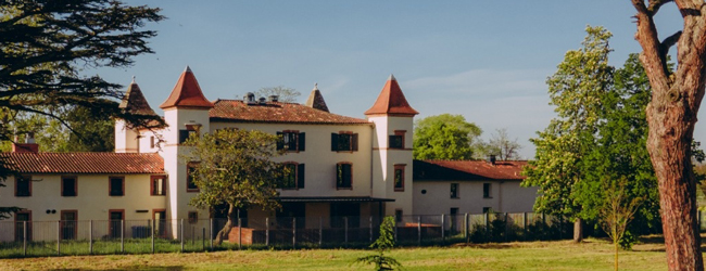 Außenansicht der Schulresidenz in einem historischen Gebäude mit weitläufigem Garten bei einer Französisch Sprachreise in Toulouse