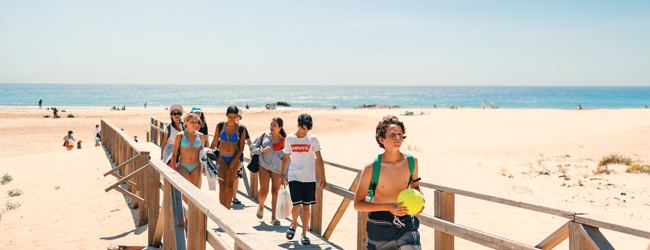 Jugendliche gehen über den Strand bei einer LISA! Schülersprachreise in Malaga