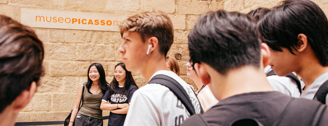 Vor dem Picasso Museum in Malaga vei einer Sprachreise für Young Adults Mehrere Teenager stehen vor dem Picasso Museum in Malaga bei einer LISA! Sprachreise für Young Adults