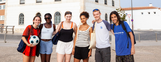 Gang durch Malaga bei einer Spanisch-Sprachreise für Young Adults in Malaga Junge Menschen lächeln in die Kamera bei einem Spaziergang durch Malaga